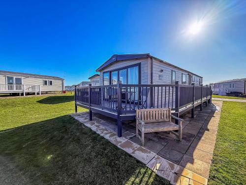 Hopton on Sea Cabin | Luxury Lodge With Stunning Full Sea Views At Hopton Ref 80010W
