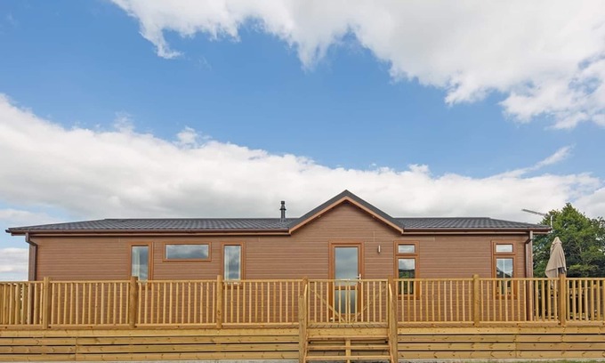 Diss Ski Chalet | Luxury lodge with one double with freestanding bath.