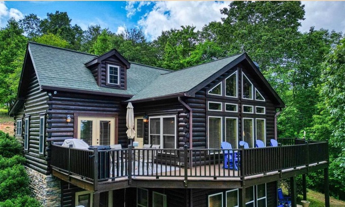 Hayesville Cabin | Luxury Log Cabin Hideaway Near Lake Chatuge w/ 2 Master Suites