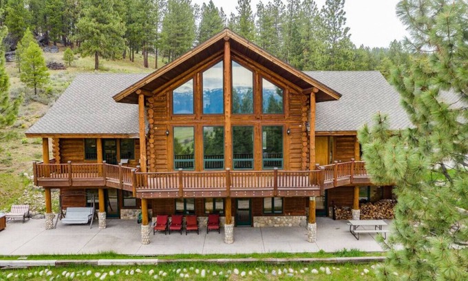 Tamarack Apartment | Luxury Log Cabin Near Cascade Lake, 80 Acres, RVs