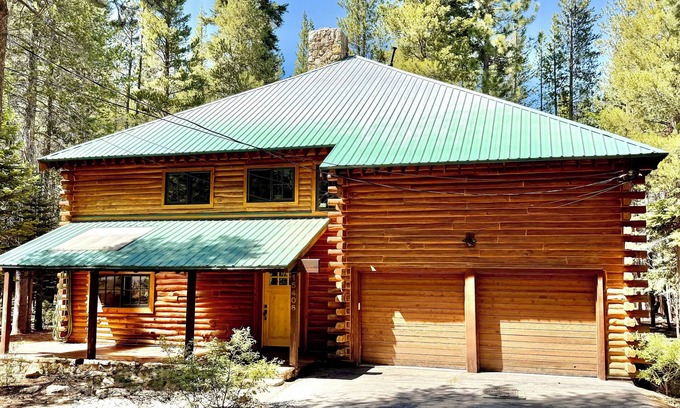 Truckee Cabin | Luxury Log Cabin Retreat in Tahoe Donner — Sleeps 14~ 5BR~ 3BA~ 3,000 sq ft