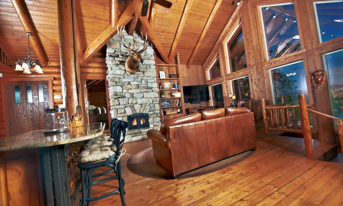 Hollister Cabin | Luxury Log Cabin with views of Lake Taneycomo and Branson Skyline