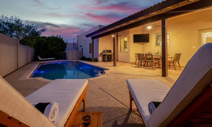 Paradise Valley Village House | Luxury Lookout Canyon 5 bdrm Stunner w/HTD Pool and Fire Pit! Close to Hiking!