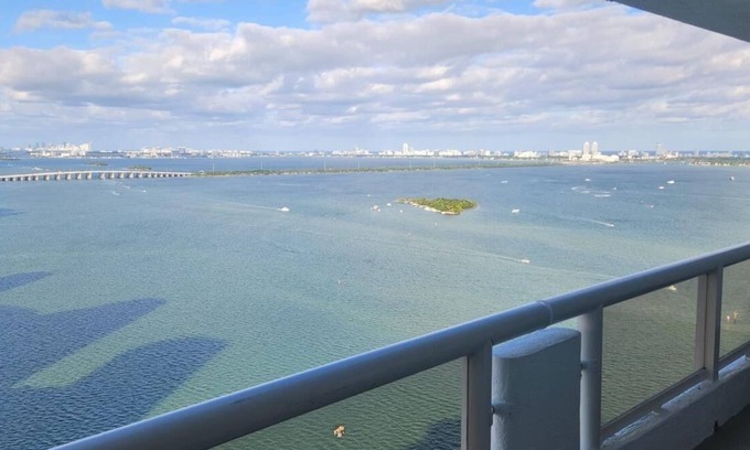 Downtown Miami House | Luxury Miami Condo 3BR Bay Views + Pool Gym Spa & Designer Renovation