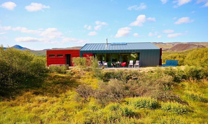 Bifroest Cottage | Luxury, Modern, Amazing River/Mountain view with Hot Tub. Winter/Summer Holiday