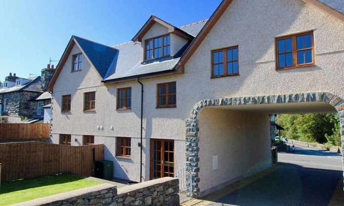 Llanbedr House | Luxury modern home in the centre of the picturesque town of Llanbedr, Harlech.