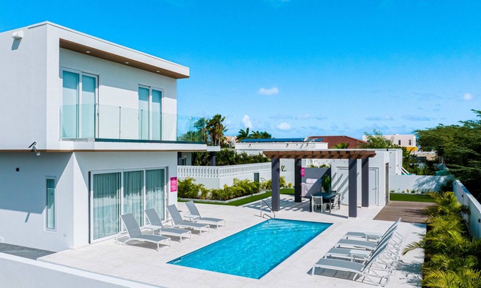 Bubali House | Luxury, Modern Home w/Resort-Style Pool& Private Veranda *Near Eagle Beach*