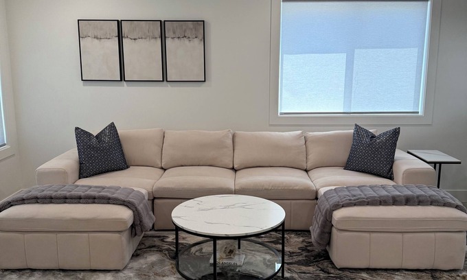 Burley House | Luxury Modern Space A 2-bedroom townhome in Burley with all the amenities.