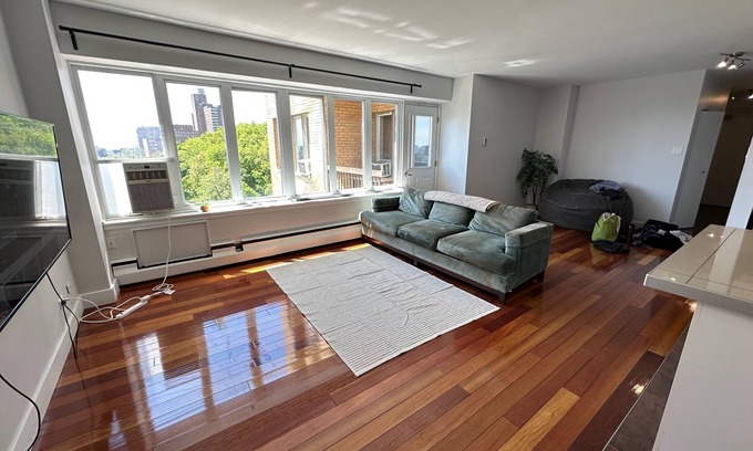 Downtown Montreal Apartment | Luxury Mount Royal Flat at the foot of Peel Steps 2 bed/2 bath