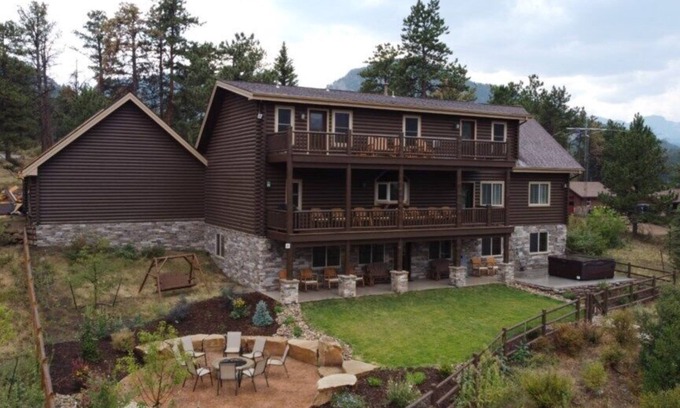 Estes Park Cabin | Luxury Mountain Lodge, RMNP, Downtown, Mountain Views, Hot Tub! Moose Lodge, Estes Park CO