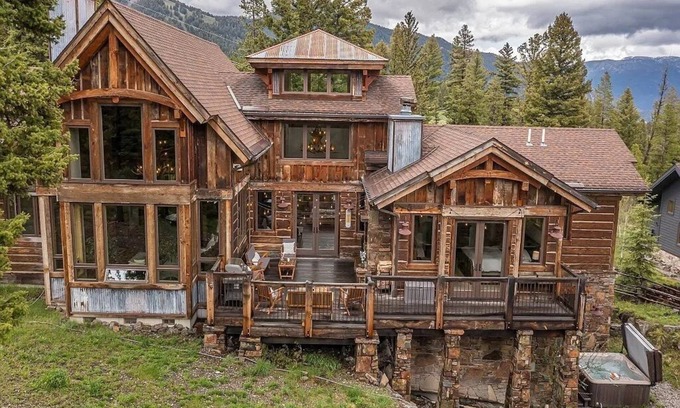Big Sky Cabin | Luxury Mountain Retreat: SPA, Deck, 2 Living Spaces