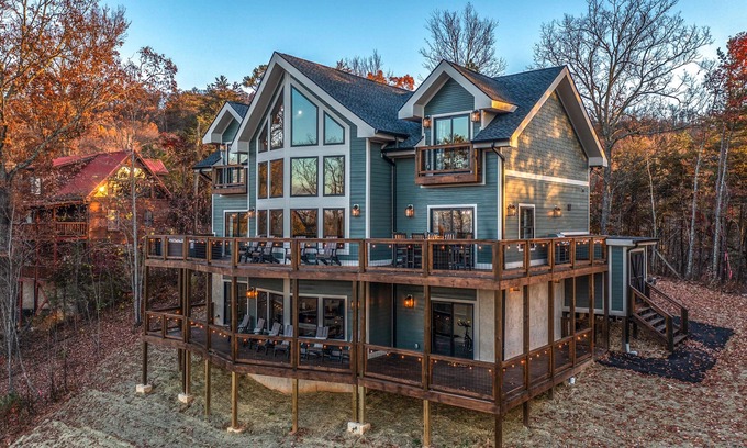 Gatlinburg - Pigeon Forge House | Luxury mtn home w/game room, hot tub, gym, & theater + free attraction tickets