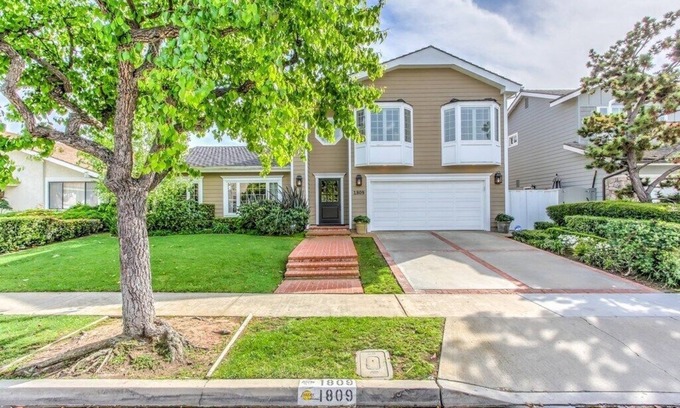 Harbor View House | Luxury Newport Beach Home in Family Friendly Neighborhood