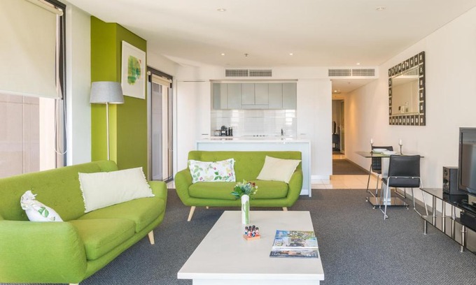 Adelaide Central Business District Apartment | Luxury Oaks Horizons Apartment with a Pool