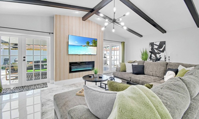 Town N County Park House | Luxury Oasis - 5 Bedroom - Heated Pool