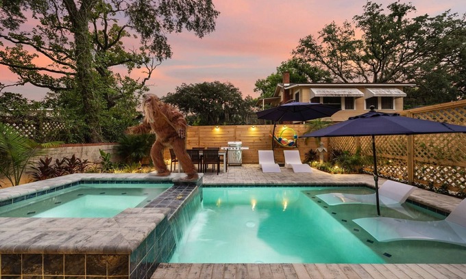 San Marco House | Luxury Oasis + Guest Suite Pool, Hot Tub & Grill Patio