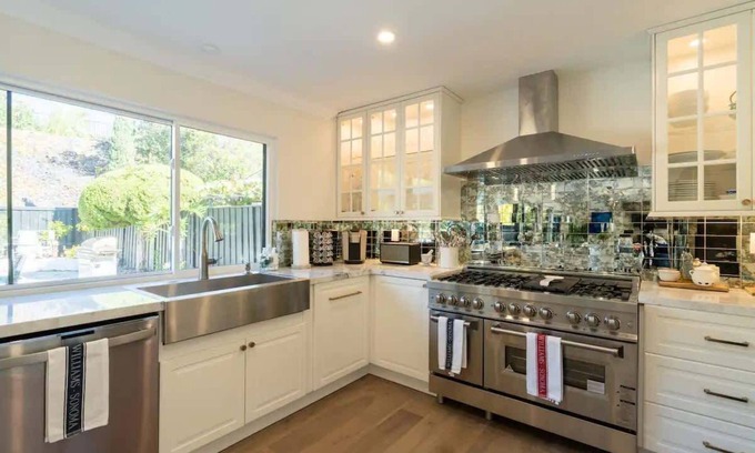 Bay Ho House | Luxury Oasis with Designer Elegance