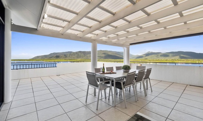 Cairns Central Business District Apartment | Luxury Oceanview Penthouse Cairns City