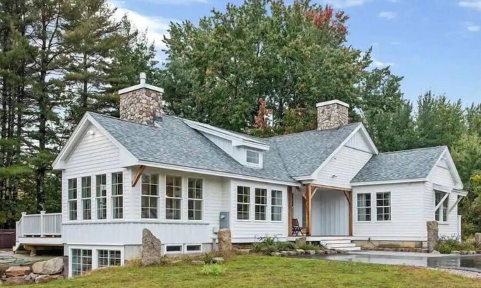 North Conway House | LUXURY on SACO RIVER with HOT TUB & MOUNTAIN VIEWS