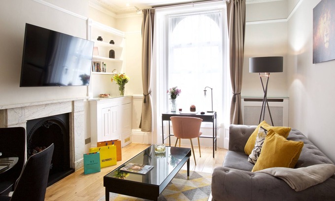 Pimlico Apartment | Luxury one bedroom apartment minutes from Victoria Station!