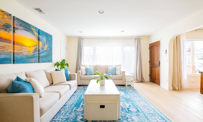 North Pacific Beach House | Luxury Pacific Beach Family Getaway Steps to Beach Jacuzzi Yard AC Garage BBQ