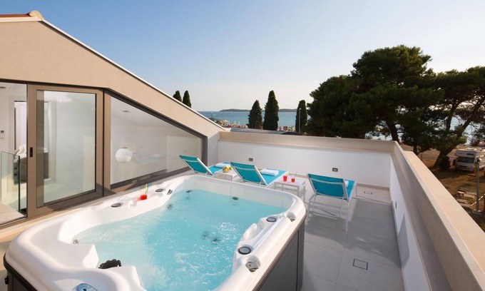 Fazana Apartment | Luxury penthouse 60 metres from beach with jacuzzi