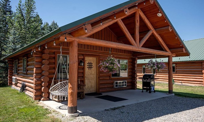 Bonners Ferry Cabin | Luxury Pet-Friendly 1-Bedroom Log Cabin in Bonners Ferry with Full Kitchen and Wi-Fi