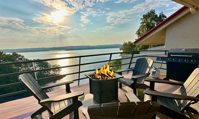 Counce House | Luxury Pickwick Lake front Villa w/sensational views & boatslip -Sleeps 9