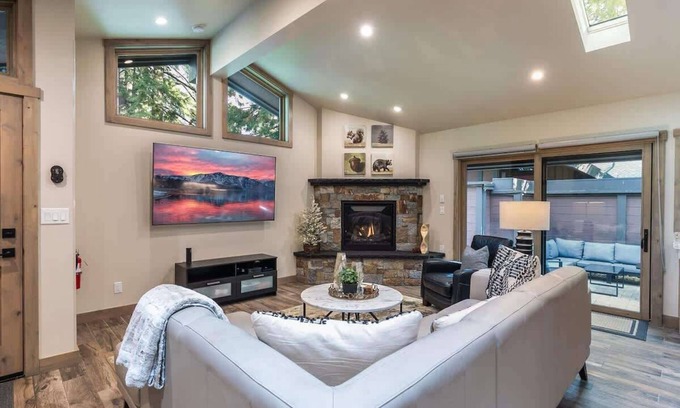 Tahoe Sierra Estates House | Luxury|Pier|Bouys|Pickleball|Walk to town