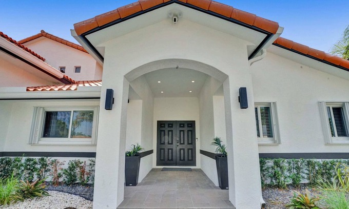Pompano Isles House | Luxury Pompano Palace Pool And Private Yacht Dock