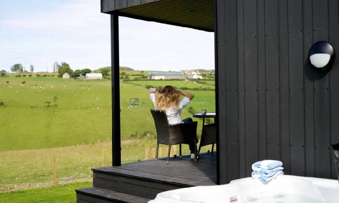 Ballycastle Apartment | Luxury Private Couples Glamping Cabin Pod with your own Hot Tub & BBQ