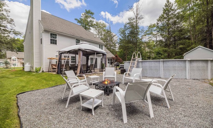 Blakeslee House | Luxury Rerteat , Hot Tub, Jacuzzi, Theater, Fire Pti, Lake and more, near Ski