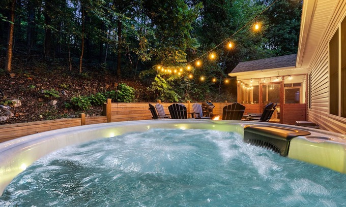 McGaheysville House | Luxury Retreat~Hot Tub~Sauna~Game Rm~2 King Suites~Toys~Flower on the Mountain