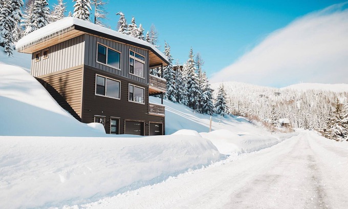 Sandpoint House | Luxury Retreat @ Schweitzer Mtn Resort