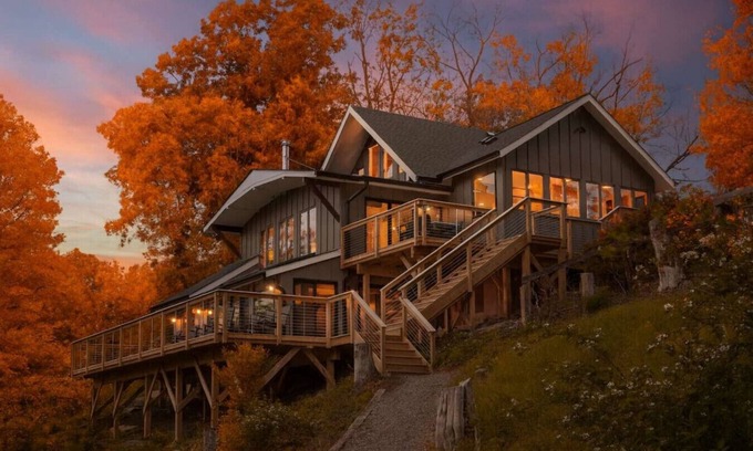 Fishers Hill Apartment | Luxury Retreat w/Hot Tub on Shenandoah River