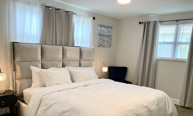 Walsingham House | Luxury Seminole Vacation Home, 4bd 3Bth. 3 king beds,1 queen bed,1 air mattress