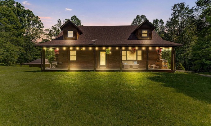 Logan Cabin | Luxury Spacious Cabin: Hot Tub, Theater, 5 Acres in Hocking Hills
