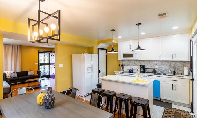 Fairlawn House | Luxury spacious charming DC row house + free parking