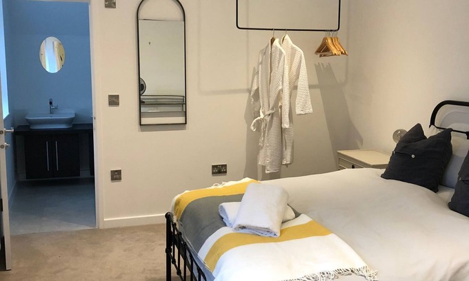 Chichester House | Luxury spacious detached house in heart of city centre with parking