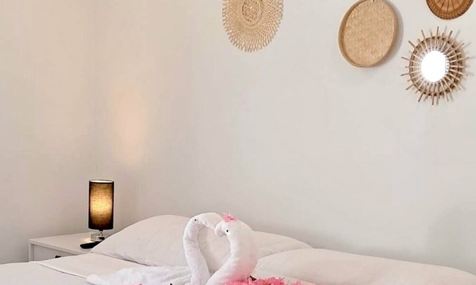 Palm Beach Apartment | Luxury suite 3 -8 min walk to Palm Beach and Marriott