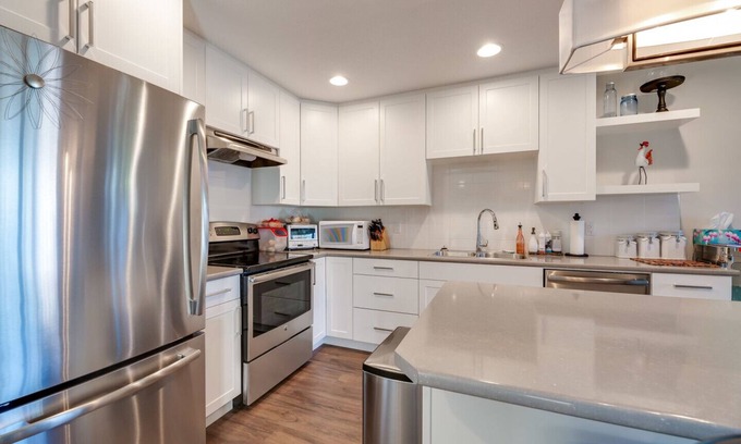 Southwest Edmonton House | Luxury Suite near U of A, University Hospital, Stollery, Cross Cancer Hospital, Saville