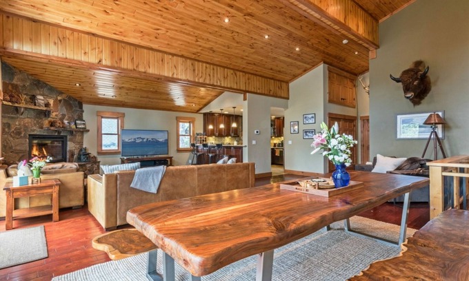 Truckee House | Luxury Tahoe/Donner Home w/Mountain Views, Sauna & Hot Tub! - 6 Bed/4.5 Bath