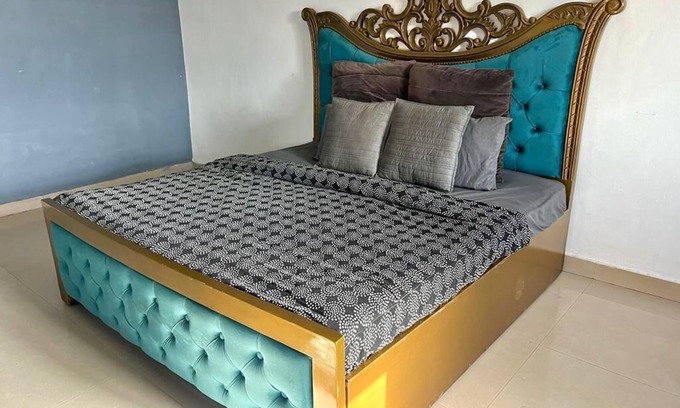 Old Gurgaon Apartment | Luxury terrace jaccuzi rooms best for diwali party