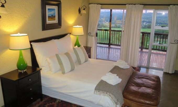 Northcliff Villa | Luxury Thatched Villa With Balcony Overlooking Johannesburg - Sleeps Six