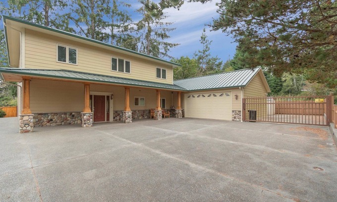 Westport House | Luxury, Theater Room, Pool Table, Close to Town/Beach (Amber)