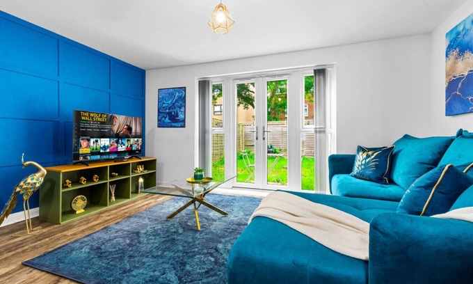 Bordesley House | Luxury Three Bedroom House - Parking - Garden