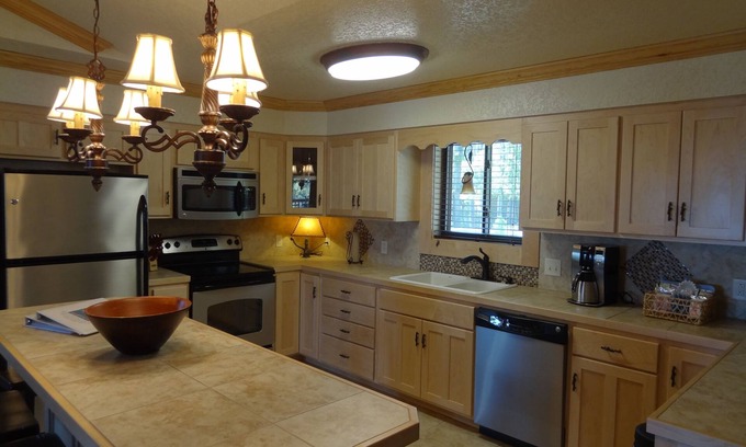 Mount Ida Cottage | Luxury three bedroom, three bath cottage with hot overlooking Lake Ouachita. by RedAwning