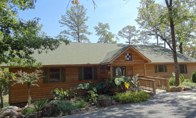 Mount Ida Cottage | Luxury three bedroom, three bath cottage with hot overlooking Lake Ouachita. by RedAwning
