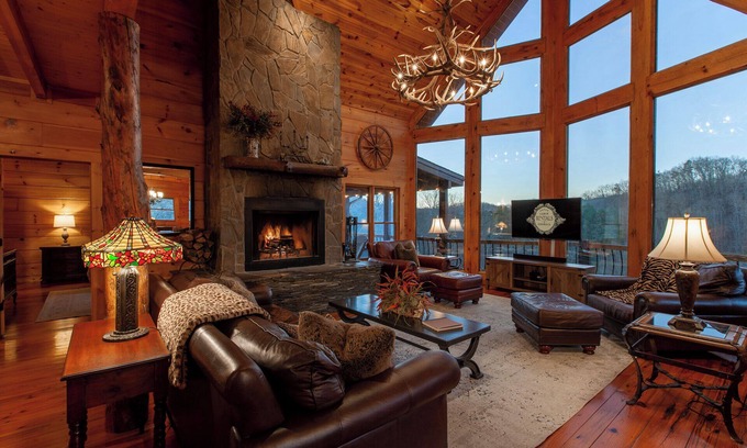 Blue Ridge Cabin | Luxury Toccoa River Lodge – 5 Suites, 15 Min to Downtown