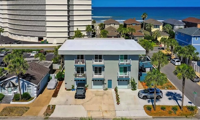 Jacksonville Beach House | Luxury Townhome Steps from Beach